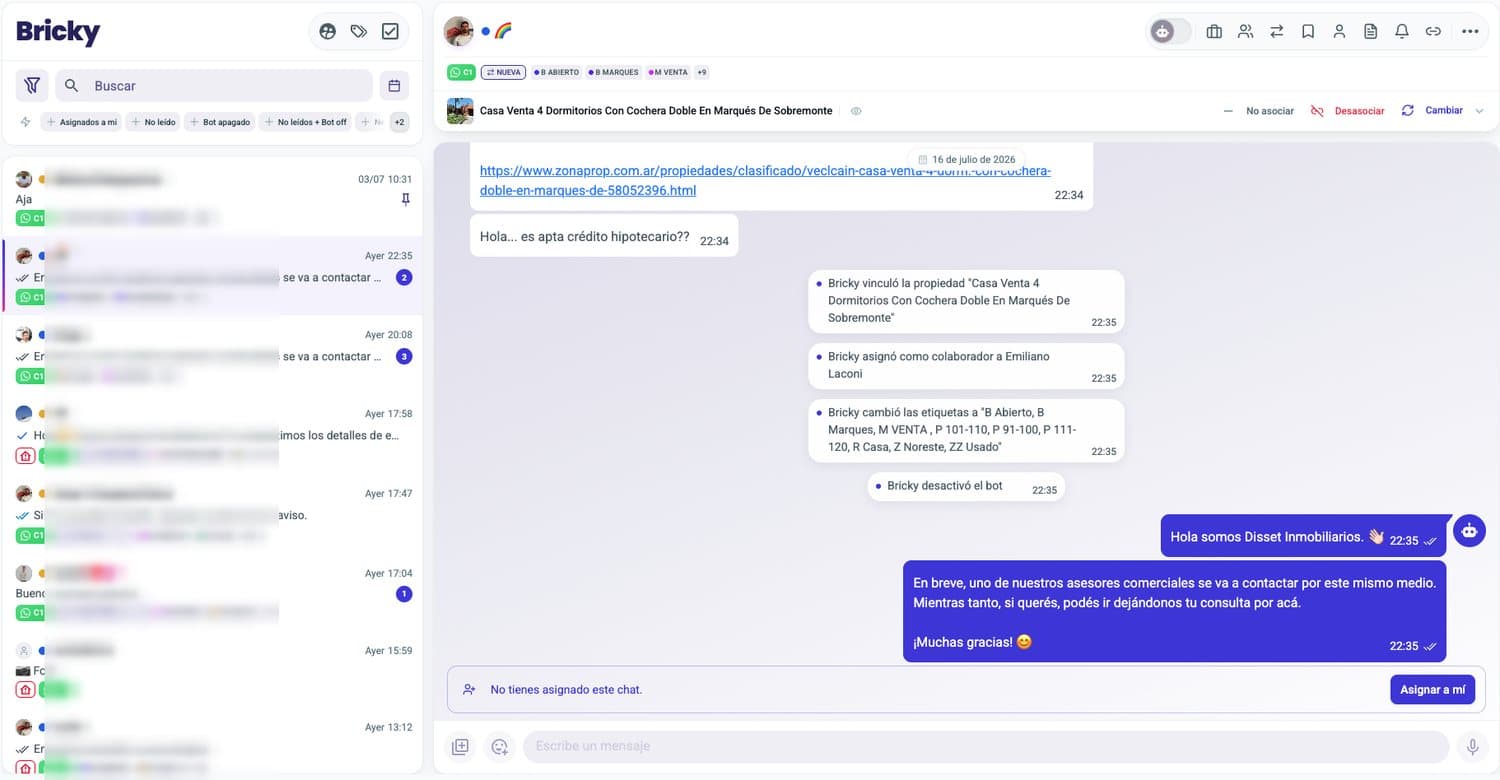 Bandeja de consultas de Bricky, con las etiquetas y la etapa de cada conversación